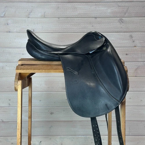 Used Stubben Portos Dressage Saddle 17.5/MW 3 Used Stubben Portos Dressage Saddle 17.5/MW